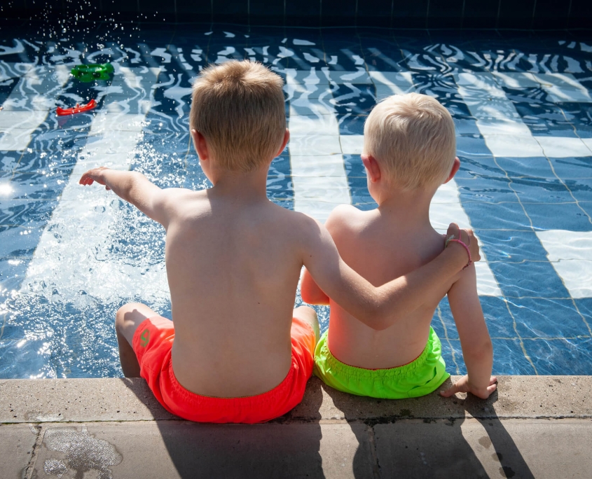Two kids in swimming pool